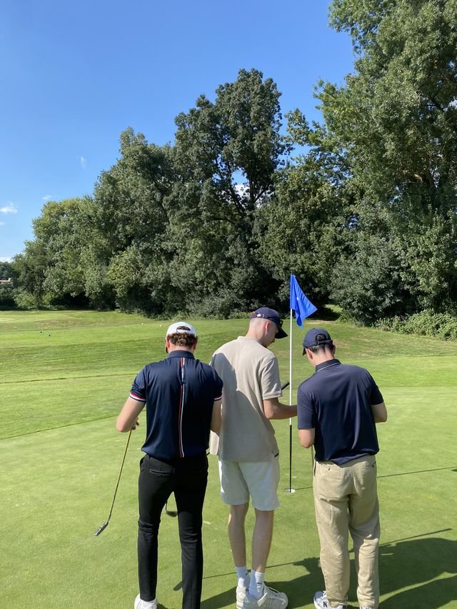 Un green et son drapeau au bout du parcours